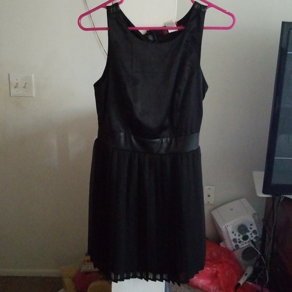 Dress - Picture 1 of 3